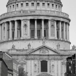 Молодой человек изучает исторические места и достопримечательности