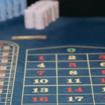 Девушка играет в слот Cleocatra на смартфоне дома