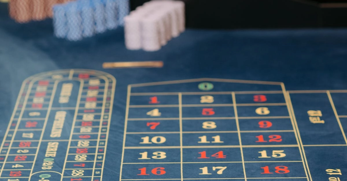 Девушка играет в слот Cleocatra на смартфоне дома